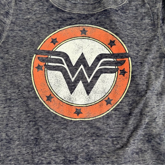 4/$25 Wonder Woman Gray T-Shirt - Picture 3 of 6